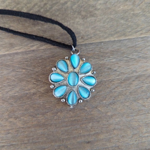 Vtg Silver-toned Flower Choker / Necklace w/ Blue Opalescent Stones / Black Cord - Picture 3 of 9